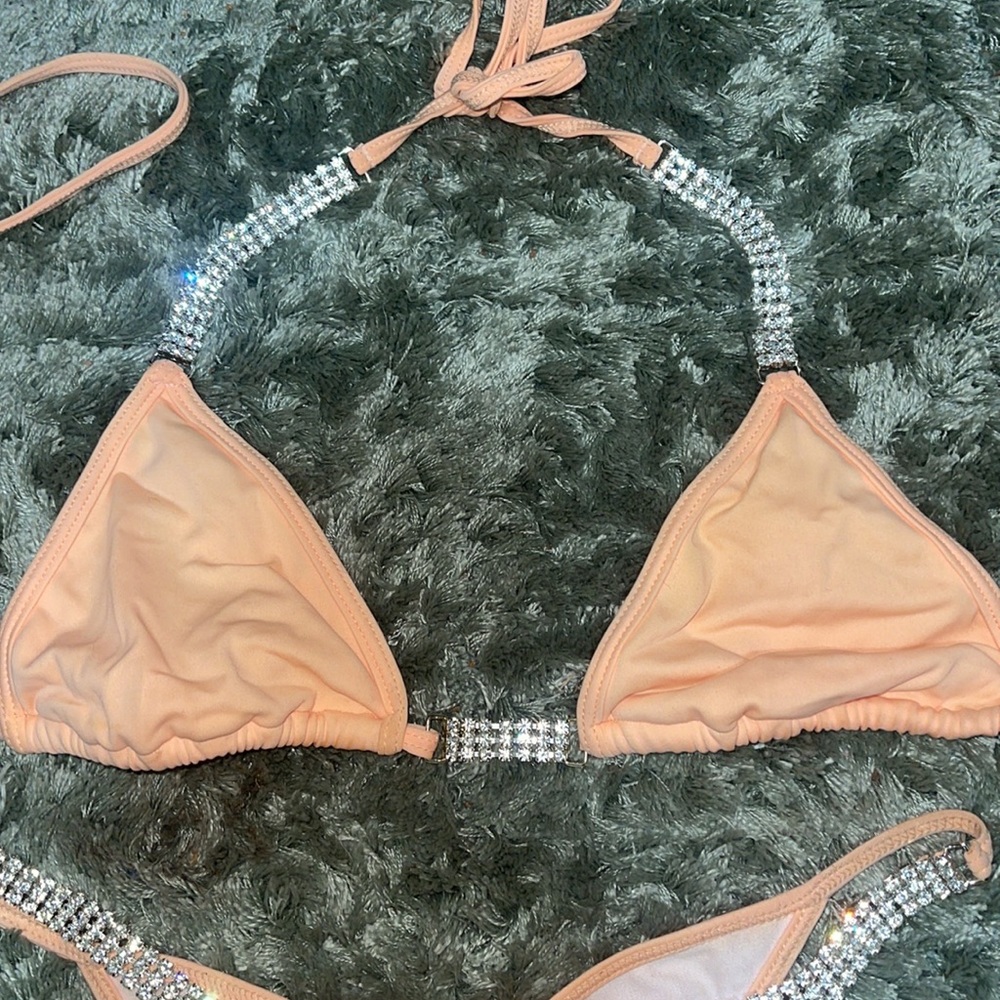 Bikini - Picture 3 of 6